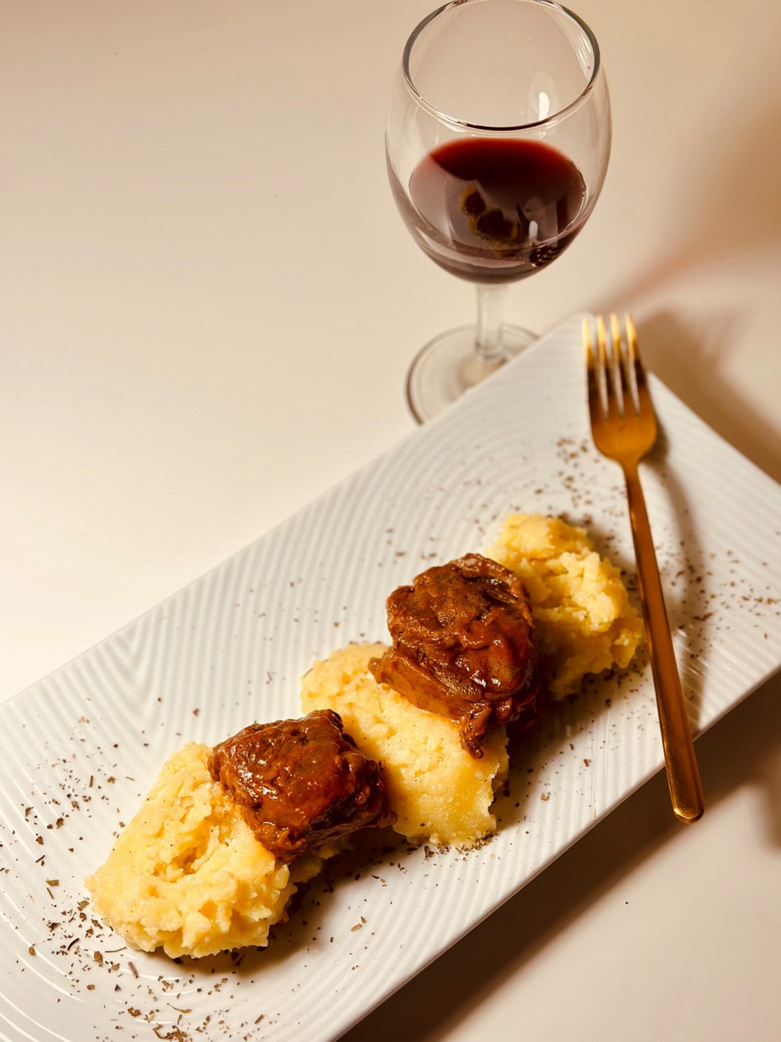 Κοκκινιστό μοσχαράκι με εύκολο πουρέ πατάτας!